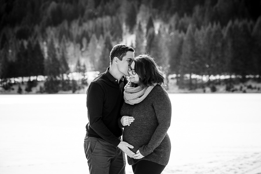 seance photo de grossesse dans la neige en hiver avec un couple noir et blanc à la montagne près de Thonon 