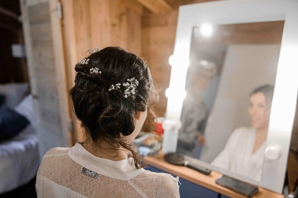 photographe mariage lac de montriond mariée devant son miroir en plein préparatif
