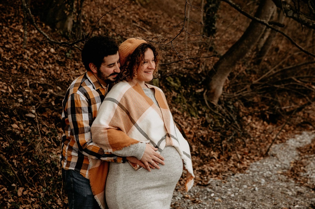 maternité photographies grossesse exterieur couple foret rires lac leman thonon douvaine evian annemasse geneve Lausanne