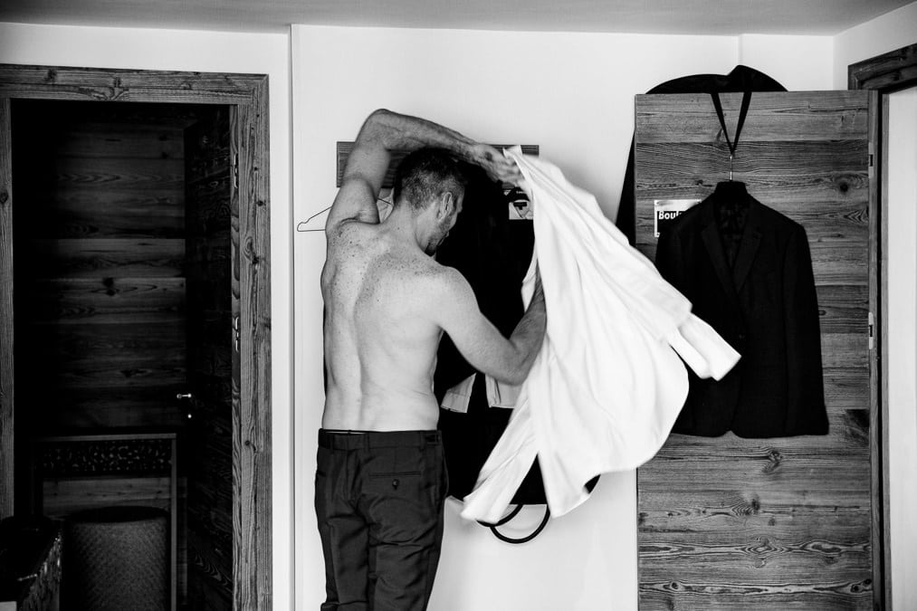 photographe mariage lac de montriond préparatif mariage marié mettant sa chemise