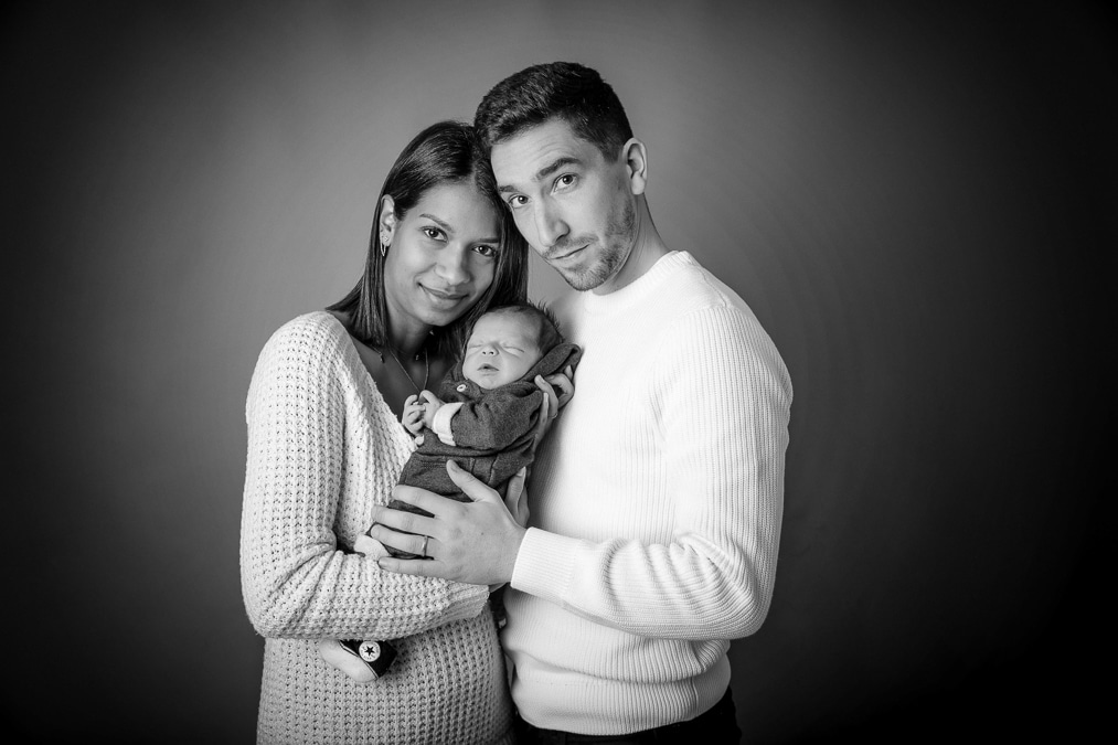 nouveau né séance photo photographe bébé garçon avec ses parents en noir et blanc douvaine thonon evian annemasse geneve lausanne