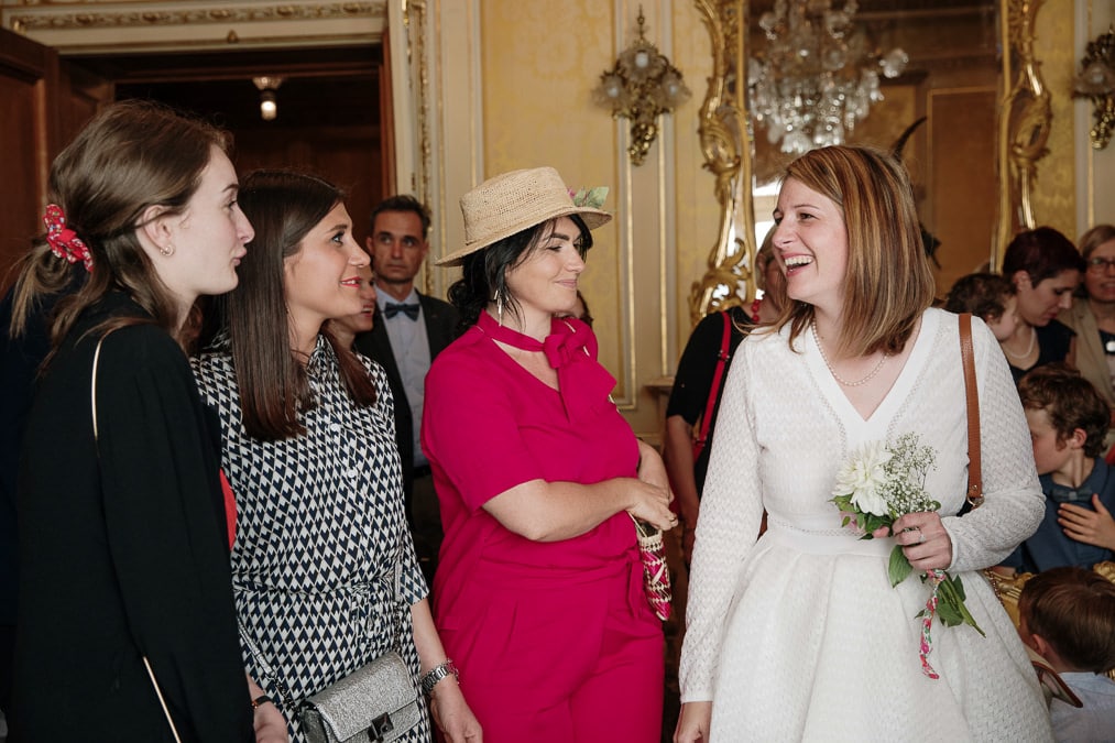 photo mariage à la mairie d'Evian ceremonie civile mariée et ses temoins