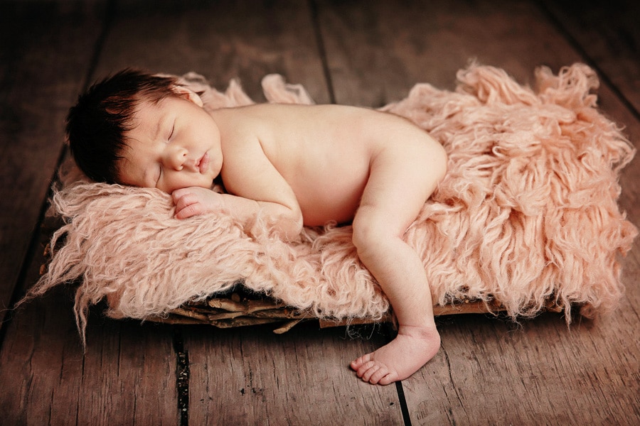 nouveau né séance photo photographe bébé endormi contenant fille douvaine thonon evian annemasse geneve lausanne