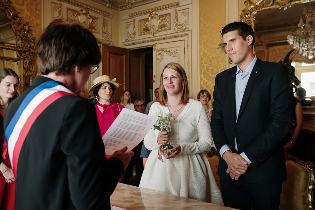 photo mariage à la mairie d'Evian ceremonie civile mariés devant le maire