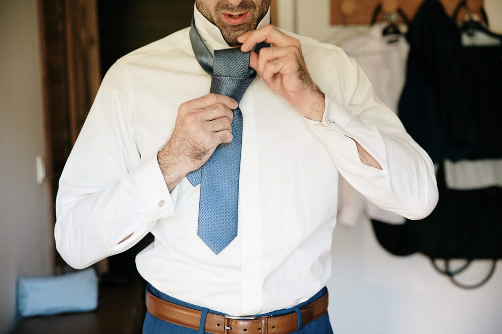 photographe mariage lac de montriond préparatif du marié mettant sa cravate