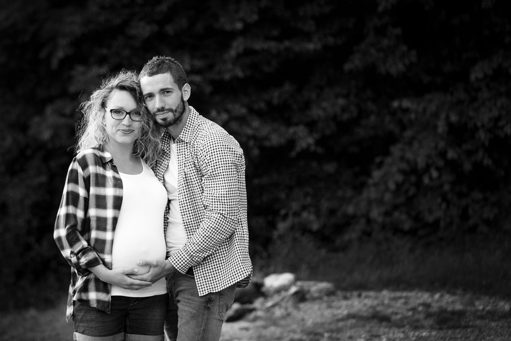 maternité photographies de grossesse en exterieur couple noir et blanc foret lac Annecy