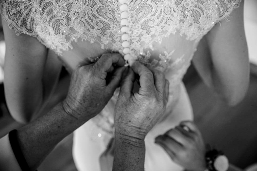 photographe mariage lac de montriond fermeture de la robe de mariée