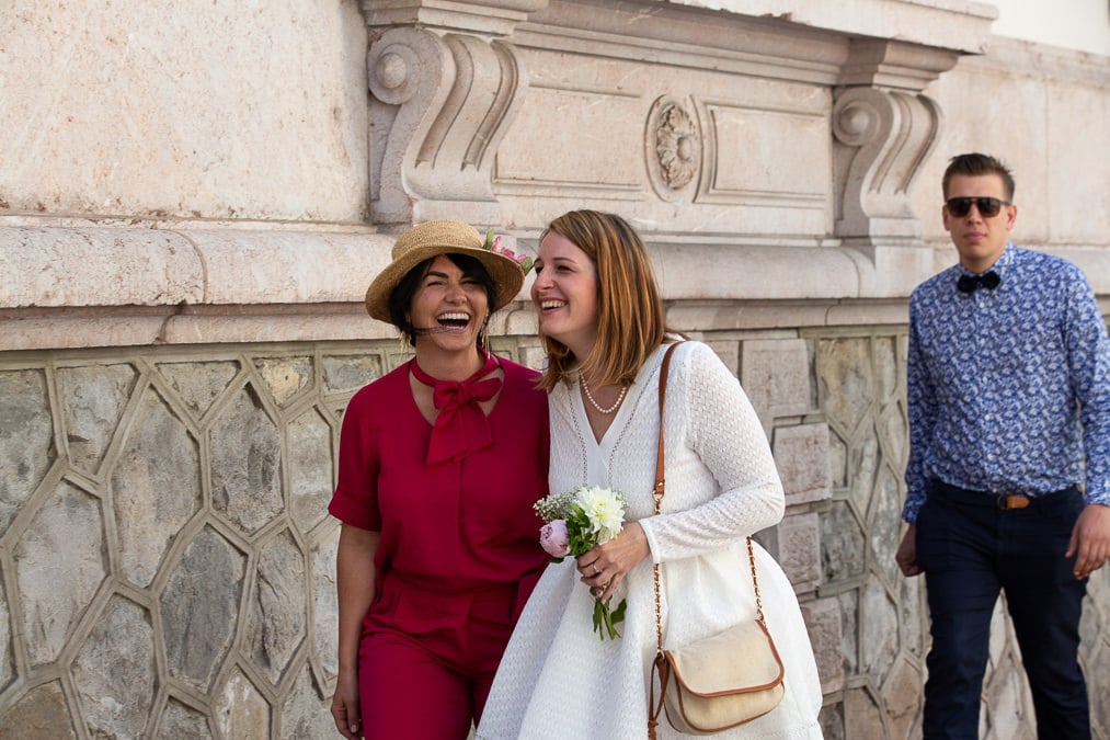 photo mariage à la mairie d'Evian ceremonie civile mariée et sa témoin