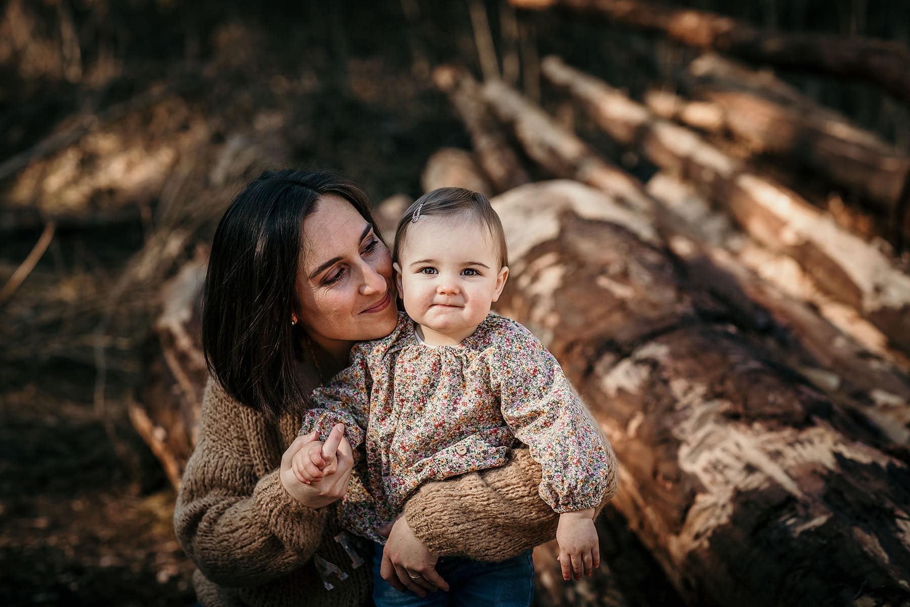 Photographe famille Evian mère et fille dans les bois