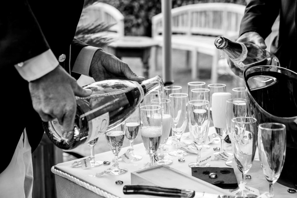 Corsier Geneve Suisse mariage ceremonie laique champagne mariés noir et blanc
