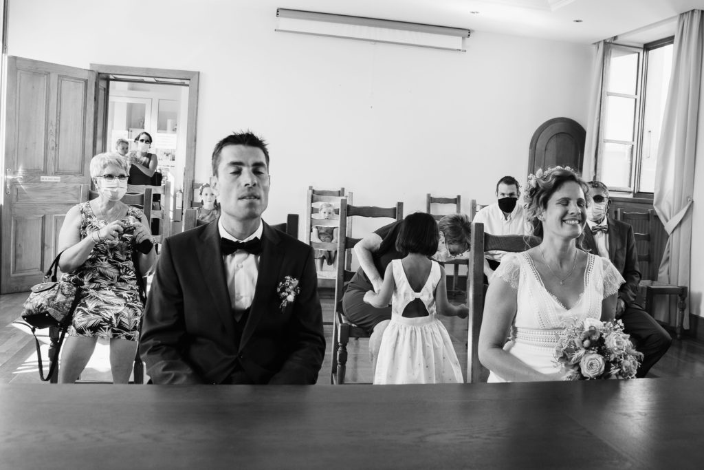 photographe mariage boheme Thonon Evian Geneve marié et mariée masque coronavirus mairie