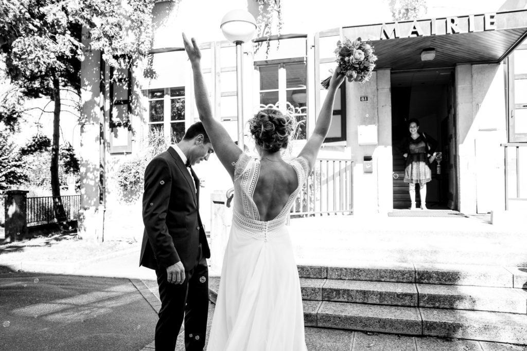 photographe mariage boheme Thonon Evian Geneve mairie cérémonie couple mariés oui sortie bulles