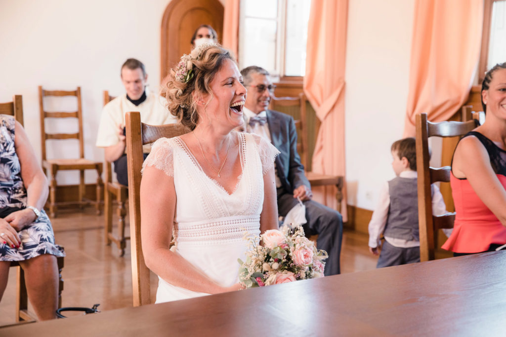 photographe mariage boheme Thonon Evian Geneve mariée rigole heureuse mairie cérémonie