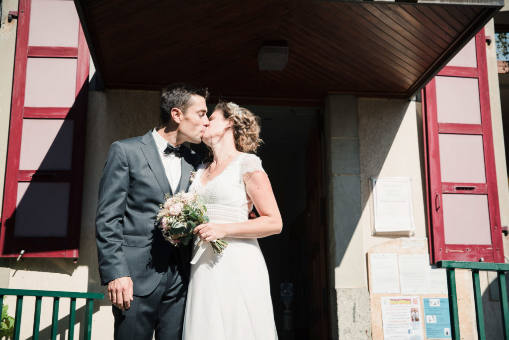 photographe mariage boheme Thonon Evian Geneve mairie cérémonie couple mariés oui sortie