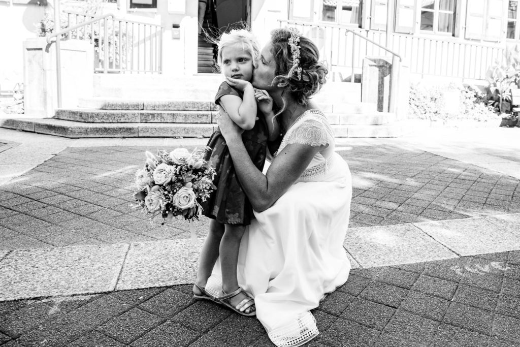 photographe mariage boheme Thonon Evian Geneve mairie cérémonie couple mariés oui sortie enfant bisous