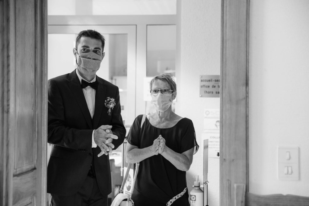 photographe mariage boheme Thonon Evian Geneve marié et maman masque coronavirus