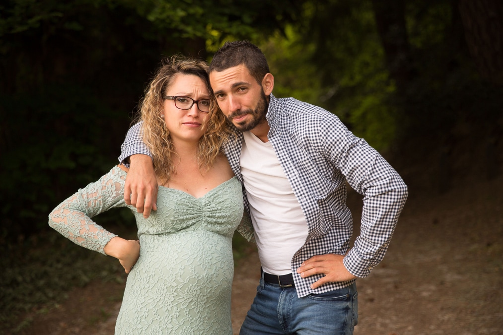 maternité photographies de grossesse en exterieur couple marrant foret lac Annecy