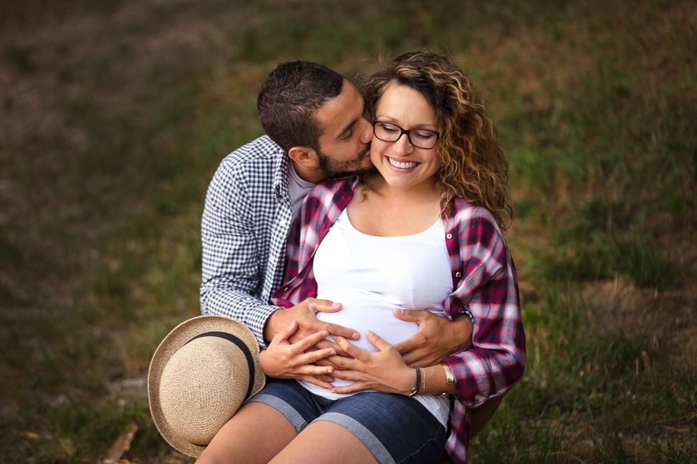 maternité photographies de grossesse en exterieur couple foret lac Annecy