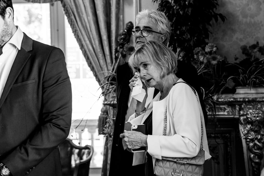 photo mariage à la mairie d'Evian ceremonie civile maman de la mariée qui pleure noir et blanc