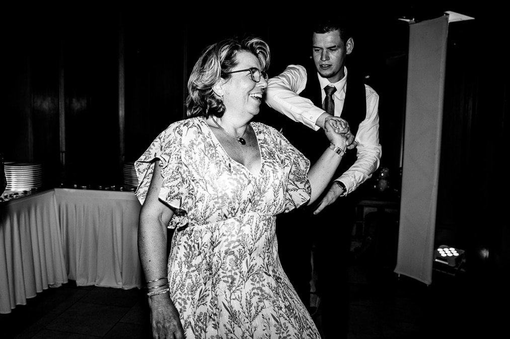 photographe mariage Thonon chateau de ripaille soirée diner repas animations danse noir et blanc