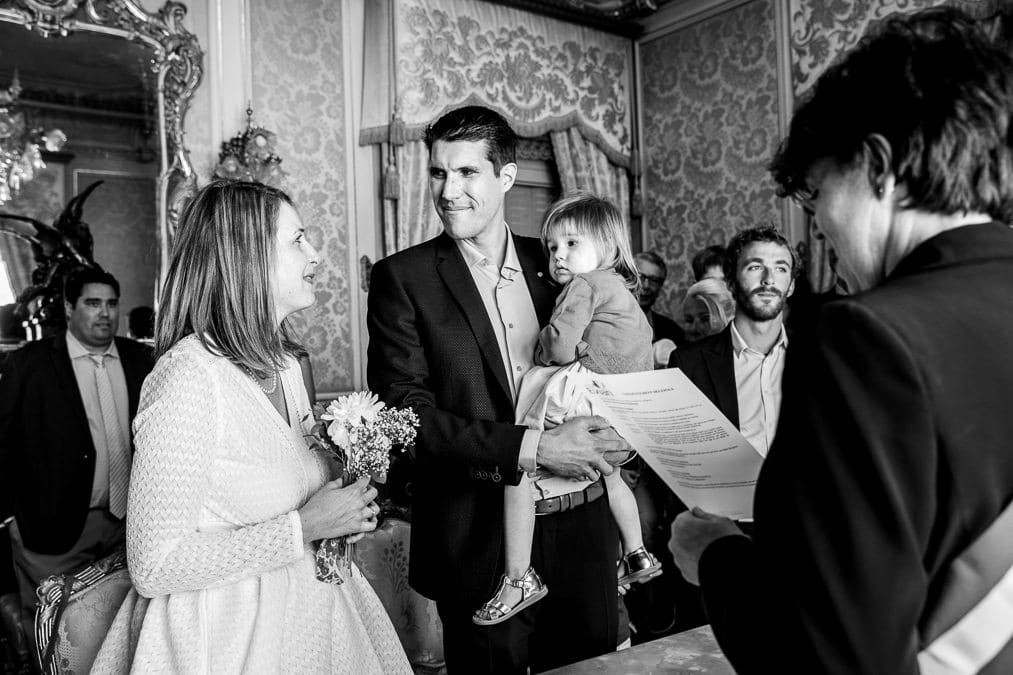 photo mariage à la mairie d'Evian ceremonie civile mariés amoureux noir et blanc