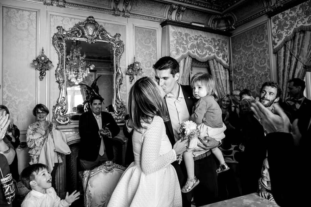 photo mariage à la mairie d'Evian ceremonie civile mariés qui s'embrassent noir et blanc