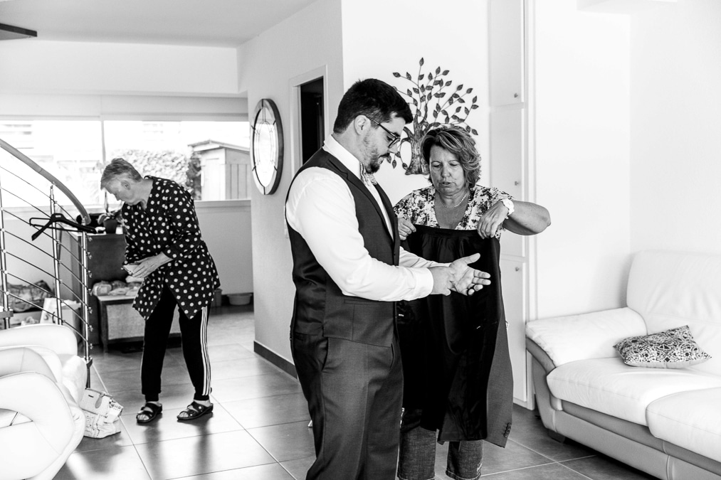 photographe mariage Thonon port Ripaille preparatifs du marié noir et blanc