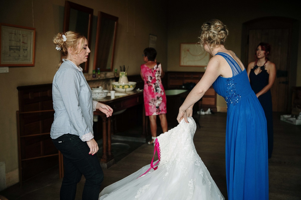 photographe mariage Thonon chateau de Ripaille preparatifs de la marié habillage