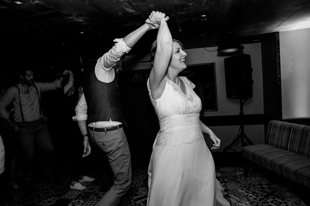 les gets photographe mariage à la montagne couple soirée première danse