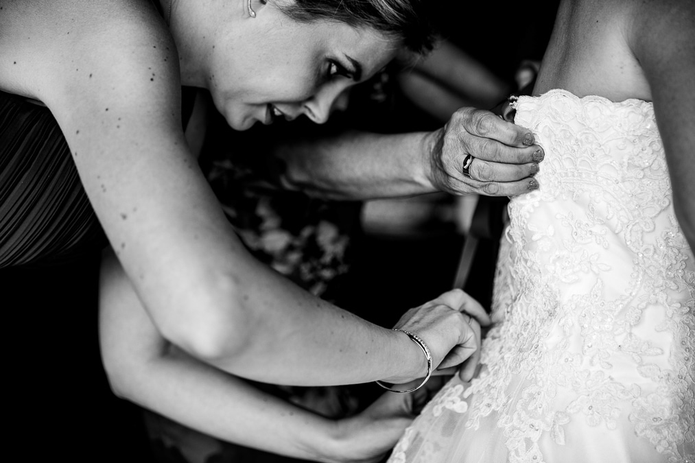 photographe mariage Thonon chateau de Ripaille preparatifs de la marié habillage noir et blanc