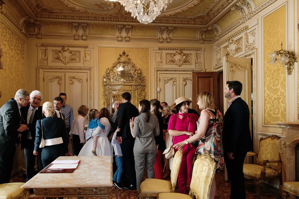 photo mariage à la mairie d'Evian ceremonie civile gens qui s'embrassent