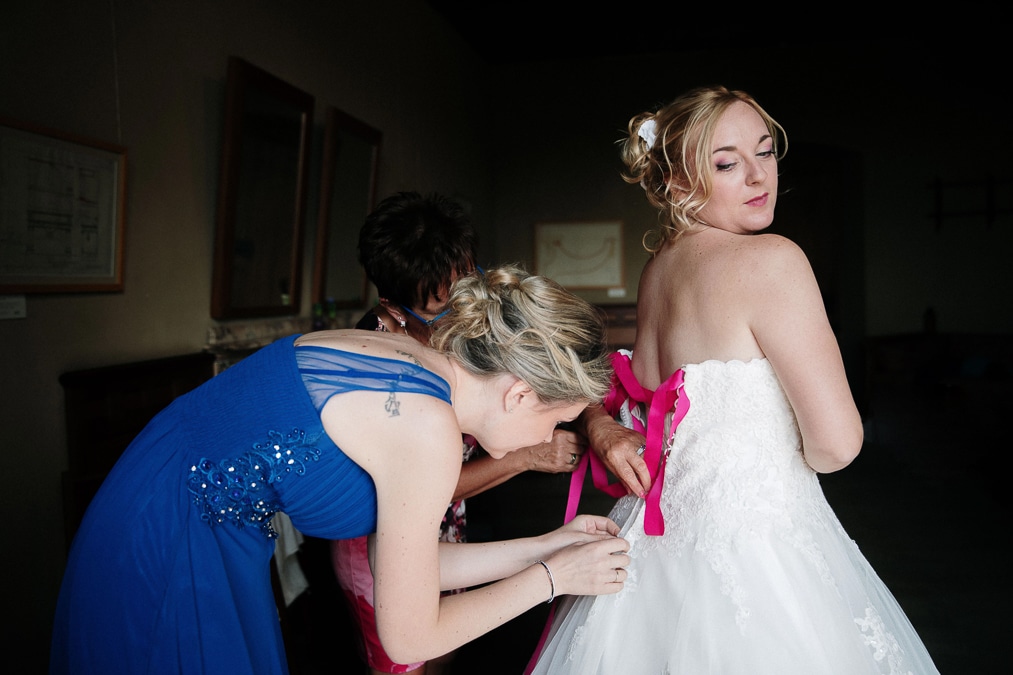 photographe mariage Thonon chateau de Ripaille preparatifs de la marié habillage