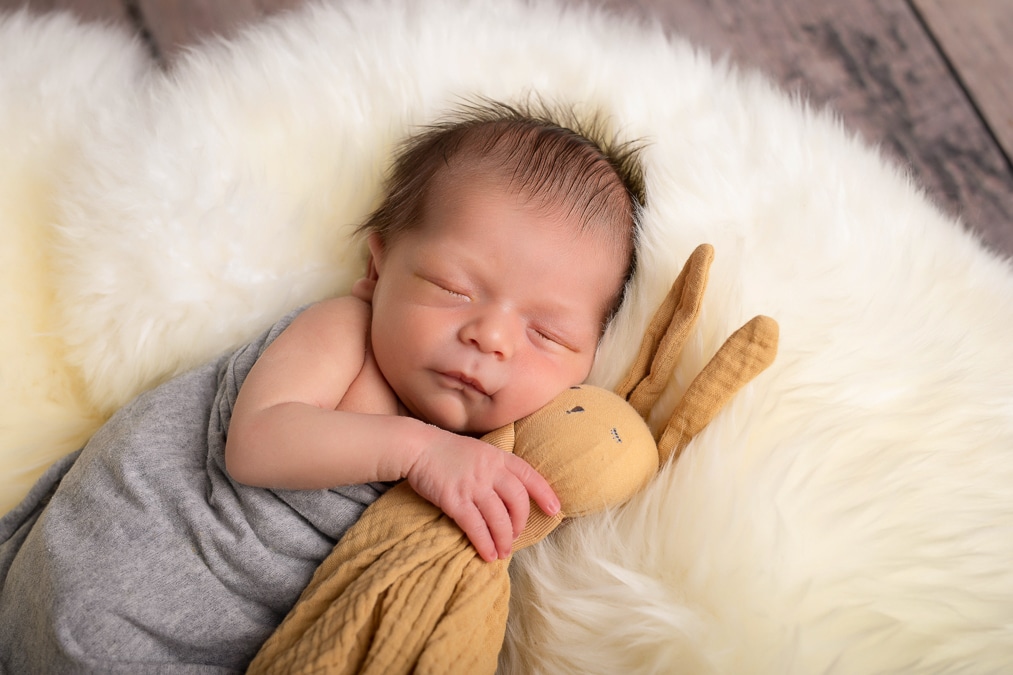 nouveau né séance photo photographe bébé endormi garçon avec son doudou douvaine thonon evian annemasse geneve lausanne