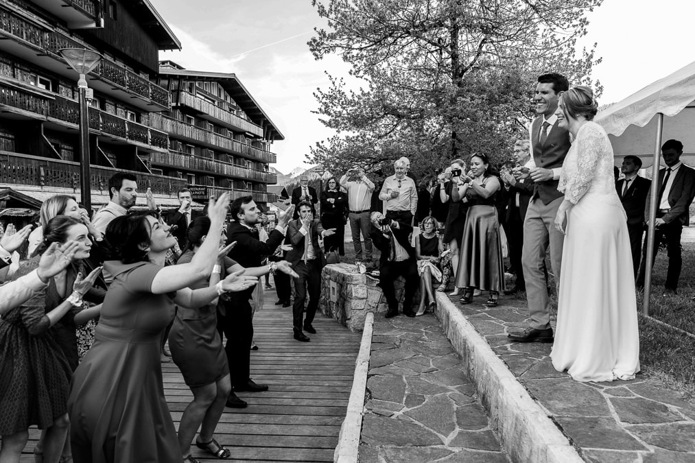les gets photographe mariage à la montagne couple invités vin d'honneur