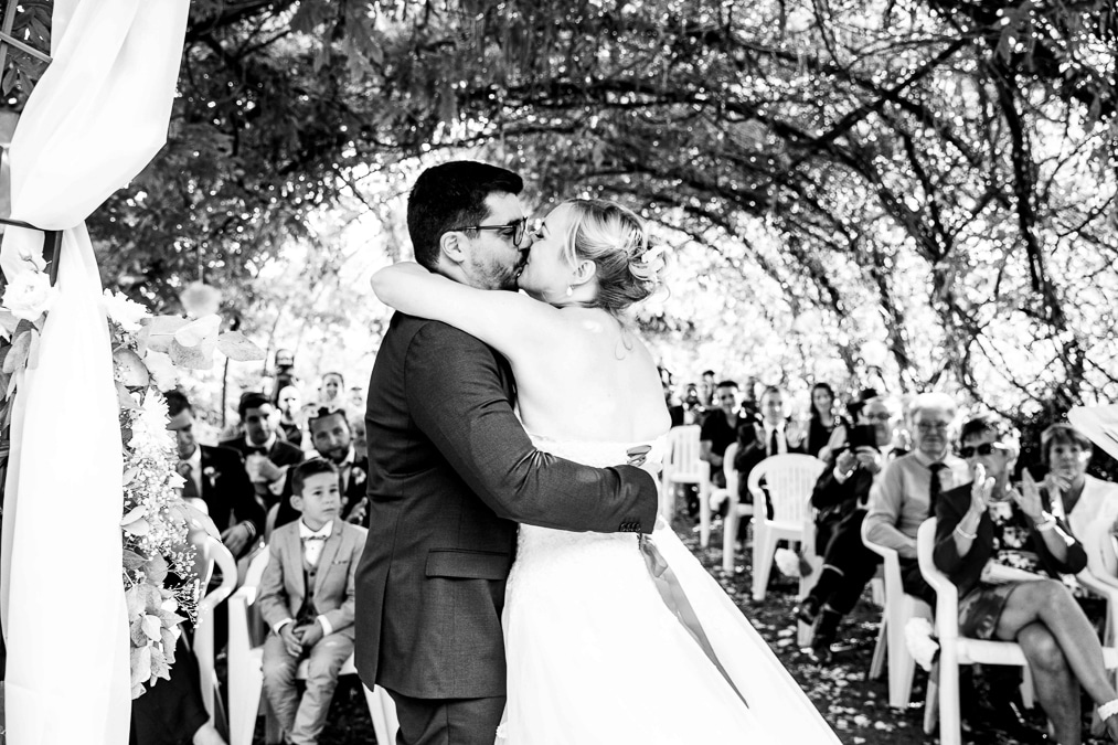 photographe mariage Thonon chateau de ripaille cérémonie laique baiser noir et blanc