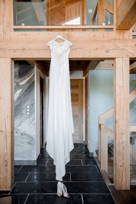 photographe mariage lac de montriond robe de mariée suspendue