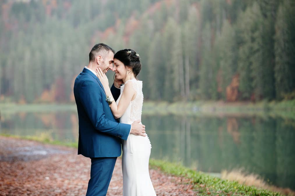 photographe mariage lac de montriond mariés se regardant droit dans les yeux
