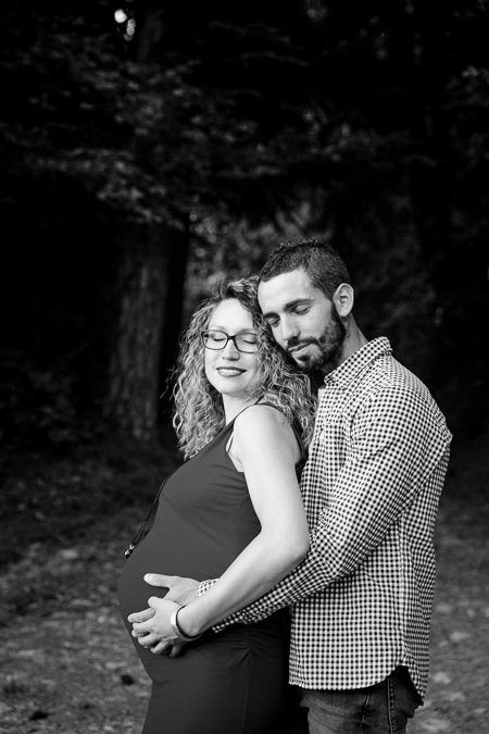 maternité photographies de grossesse en exterieur couple calin foret lac Annecy en noir et blanc
