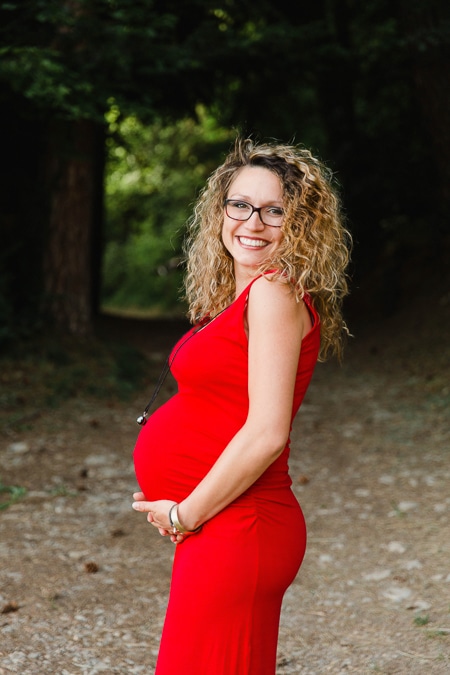 maternité photographies de grossesse en exterieur en robe rouge foret lac Annecy